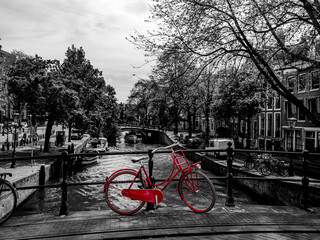 Fototapety  czerwony stojak rowerowy na moście, czarno-biały