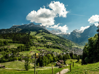 Naklejka premium hiking path in engelberg