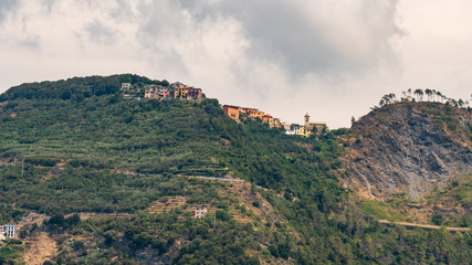 Fototapeta na wymiar little village on steep hill in italy