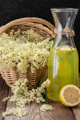 Frischer Holunderblütensirup auf Holzboden