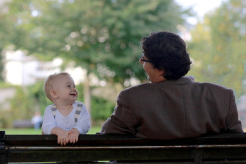 Bébé garçon au parc avec son papa. Complicité