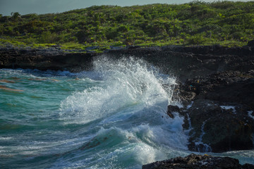 rompiente de olas sobre rocas