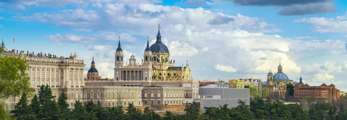 Afwasbaar Fotobehang Madrid anta Maria la Real de La Almudena-kathedraal en het Koninklijk Paleis