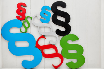 Recht und Gesetz Symbol mit vielen Paragraphen