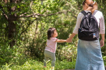 Fototapeta premium ・子供・散歩・親子