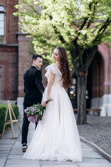 Naklejka premium The bride and groom walking along street