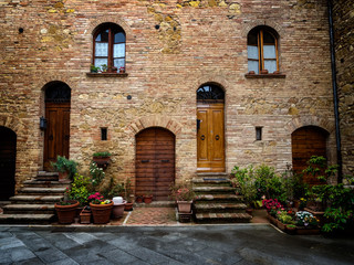 Fototapeta na wymiar Narrow streets in the medieval town of Pienza, Tuscany