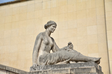 Naklejka premium Statue de femme au palais de Chaillot à Paris, France