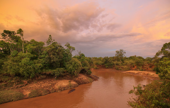 Flu&szlig;landschaft in der Wildnis Kenias im Sonnenuntergang