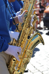 Obraz premium saxophones and the saxophonist with white gloves