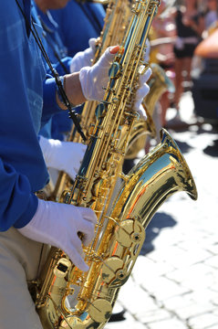 saxophones and the saxophonist with white gloves