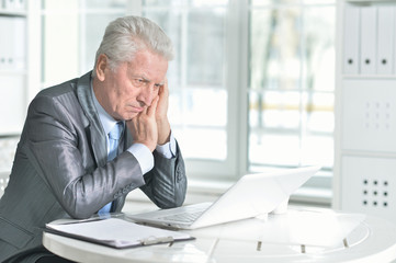 Fototapeta premium senior man using laptop