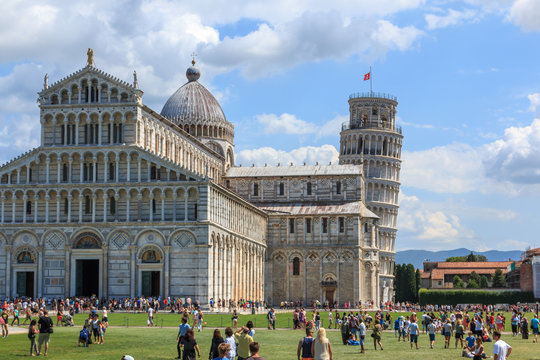 Piazza dei Miracoli mit dem schiefen Turm von Pisa und dem Dom Santa Maria Assunta, Toskana, Italien