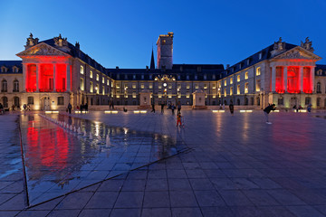 Naklejka premium L'heure bleue sur le Palais et la place de la Libération