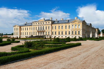Fototapeta na wymiar Rundale palace in Latvia. It is made in baroque style. Famous attraction place for tourists.