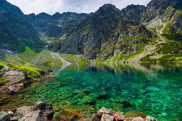 Obrazy  przejrzysta woda czystego górskiego jeziora Czarny Staw w Tatrach