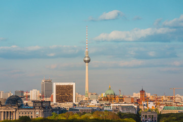 Naklejka premium Berlin Skyline - Fernsehturm i Brama Brandenburska z lotu ptaka