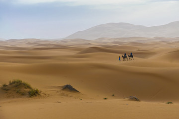 Fototapeta na wymiar tourist in merzouga desert