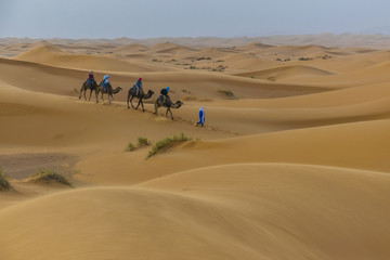Fototapeta na wymiar tourist in merzouga desert