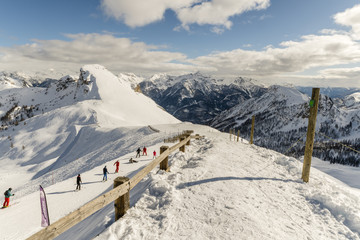 Fototapeta premium Départ pour une descente vers la station de skis