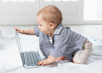 Kleinkind erforscht Computer