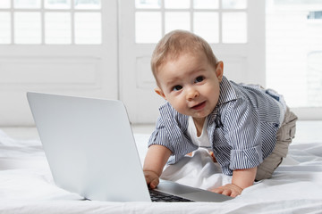 Baby spielt mit Computer