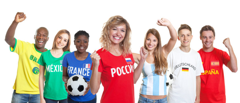 Jubelnder Fussball Fan aus Russland und anderen Fans
