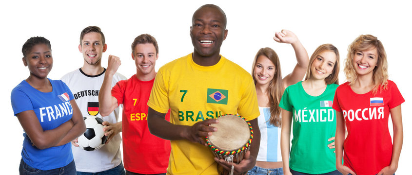Fussball Fan aus Brasilien mit Samba Trommel und anderen Fans