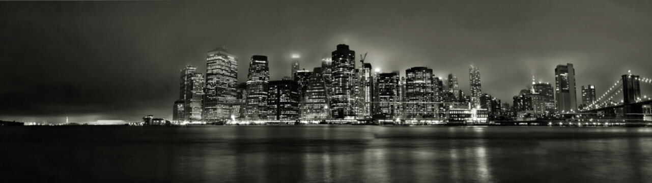 New York skyline Manhattan di sera in bianco e nero