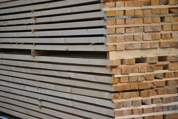 Holzleisten gestapelt
