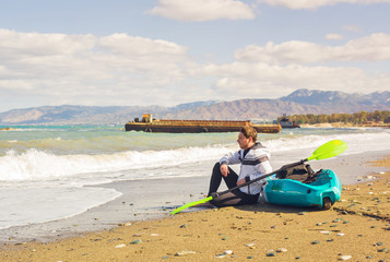 Man holding kayak oar against the sea