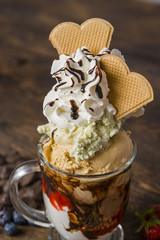 Słodki deser, lody, gofry