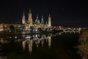 Catedral Basilica de Nuestra Señora del Pilar vista nocturna