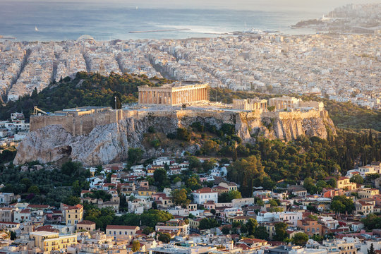 Die Akropolis und der Parthenon Tempel von Athen, Griechenland bei Sonnenuntergang