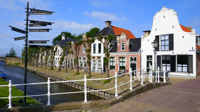 malerisches Dorf Sloten in Friesland mit Br&uuml;cke und sch&ouml;nen H&auml;usern bei Sonnenschein