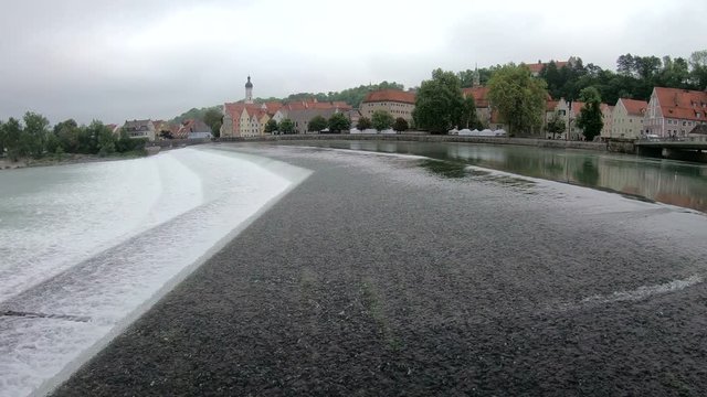 Lechwehr mit der Altstadt von Landsberg am Lech, Wasserfall, Fluss, Bayern, Deutschland, 4K