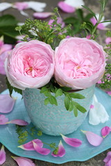 Rosenstrauß in der Vase als Dekoration