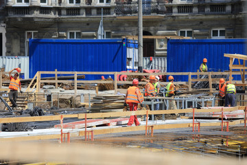 Fototapeta Robotnicy na budowie budynku, układanie metalowych prętów. obraz