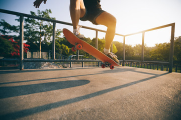 Fototapeta premium skateboarder skateboarding on skatepark ramp