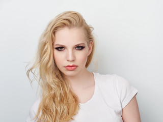 Naklejka premium Beauty portrait of model with trendy natural make-up. Fashion shiny highlighter on skin, sexy gloss lips make-up.