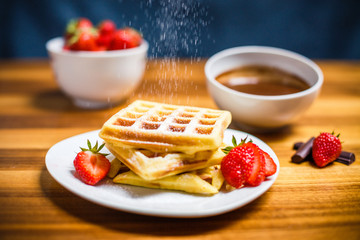 Waffeln mit Erdbeeren und Puderzucker