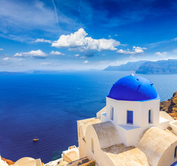 Fototapeta na wymiar traditional blue dome with sea, Santorini