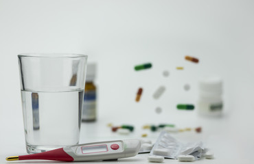 Glas mit fieberthermometer 