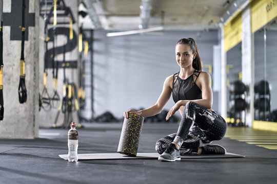 Sportive girl posing in gym