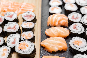 Sushi, a typical Japanese food prepared with a base of rice and various raw fish such as tuna, salmon, shrimp and sea bass. To which is added, according to the variants,.