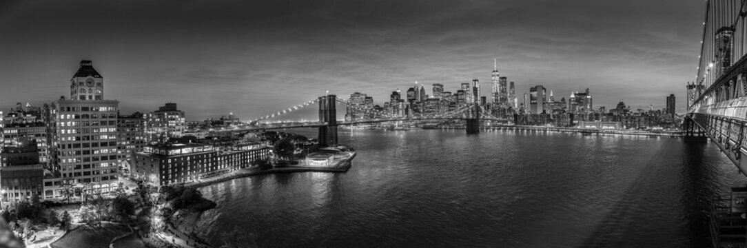 Fototapeta Brooklyn, Brooklyn park, Brooklyn Bridge, Janes Carousel i Lower Manhattan linia horyzontu przy nocą widzieć od Manhattan mosta, Nowy Jork miasto, usa. Panoramiczny obraz czarno-biały.