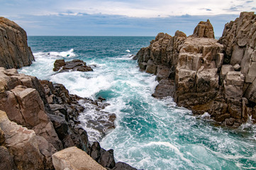 日本海の荒波をうける東尋坊