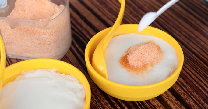 Put sugar into tofu pudding