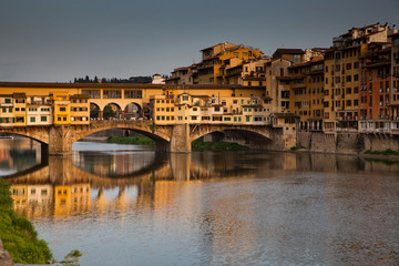 Fototapeta na wymiar ponte Vecchio over river Arno, Florence, Italy