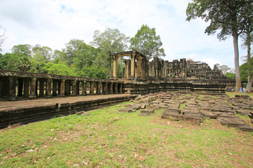Fototapeta na wymiar cambodian Baphuon in Angkor Wat